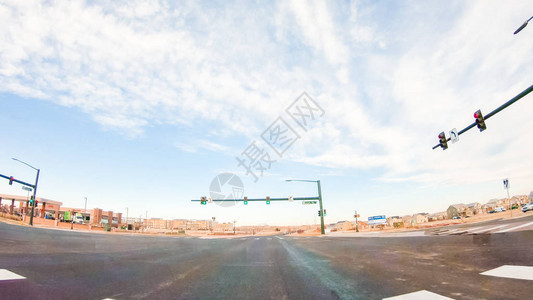 新郊区的道路交叉口图片