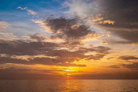 海上美丽的海滩日落图片