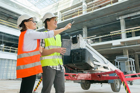 建筑工地的女建筑师和男建筑师建设发展团队合图片