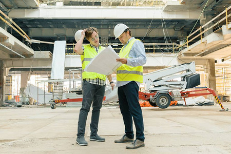 在建筑工地作的男建筑工人图片