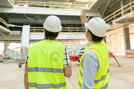 建筑工地的男建筑工人和工程师建设发展团队合图片