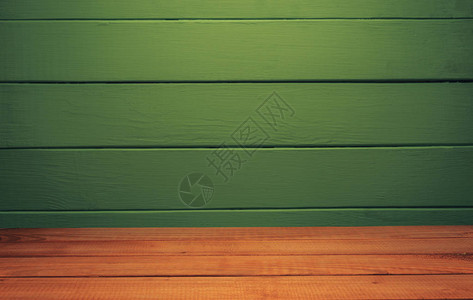 美丽的红色木桌和木绿色墙壁背景图片