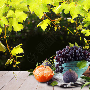 含有水果绿葡萄叶和白木桌板的蔬菜图片