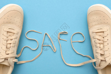 新的女运动鞋带条子的安全文字平铺图片