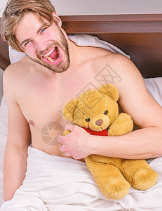 家伙拥抱泰迪熊软毛绒玩具图片