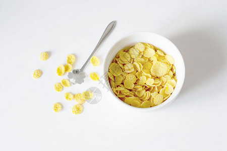 健康早餐用玉米片和牛奶在白色背景图片
