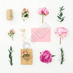 花香的成分包括白底带信封和礼品盒的面孔玫瑰图片