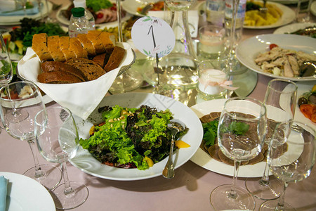 为宴会餐桌提供菜肴小吃餐具酒和水杯图片