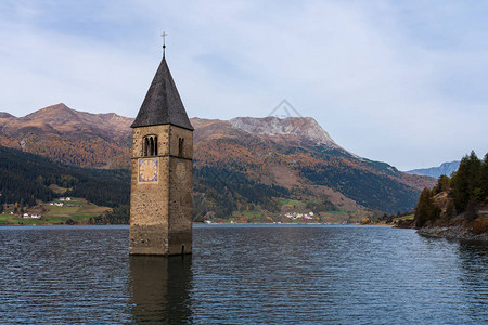 Reschen湖著名的钟楼意大利南蒂罗尔的LagodiResia二战期间修建了一座水坝图片