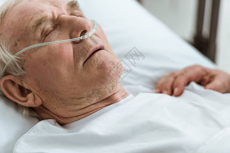 在医院中丈夫处于昏迷状态的老图片