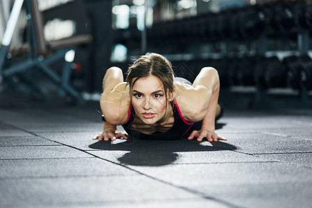 运动女运动员单独在健身房训练图片