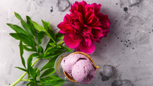 明亮的白莓粉红色冰淇淋图片