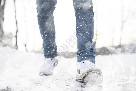 一个人在下雪的冬日穿过城市图片