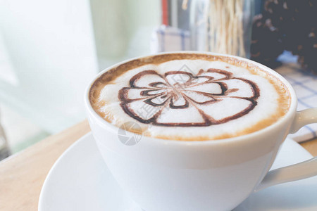 热咖啡与泡沫牛奶艺术黑杯咖啡下午休息时喝热咖啡咖啡杯木桌上的摩卡咖啡茶歇背景图片