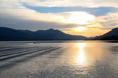 奥地利沃尔夫冈湖的美丽日落图片