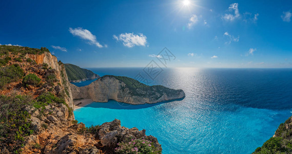 夏季希腊赞特岛沉船湾的悬崖上照耀着图片