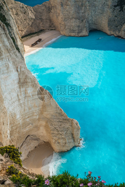 希腊赞特岛沉船湾附近悬崖的垂直视图夏季图片