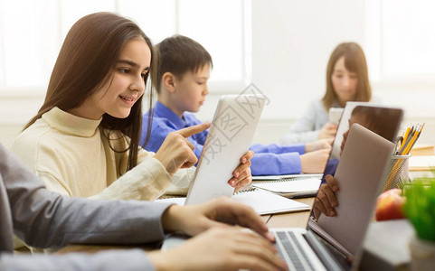 校内电子学习儿童做家图片