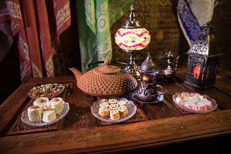 阿拉伯茶杯和东部零食图片