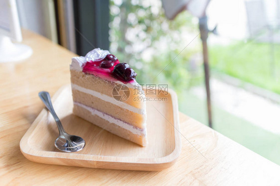 奶油蛋糕配蓝莓糖浆图片
