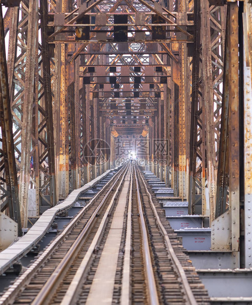 越南河内著名的龙边桥上的老式铁轨这条铁路线建了这么久图片