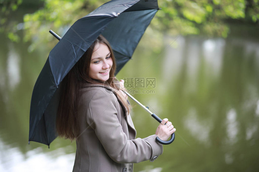 在雨中的春天公园穿着图片