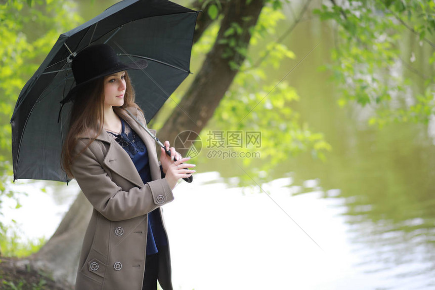 在雨中的春天公园穿着图片