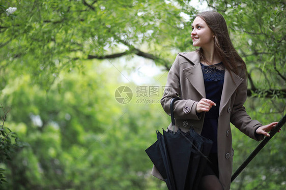 在雨中的春天公园穿着图片