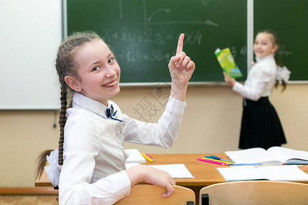 女学生有正确答案的想法女学生很高兴他知道这个问题的正确答案发明了一图片