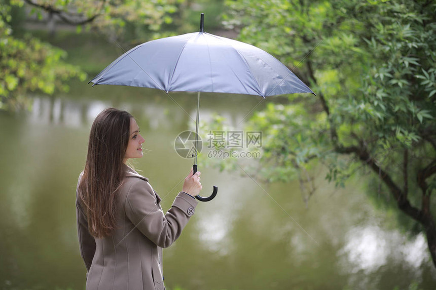 在雨中的春天公园穿着图片