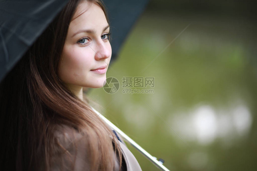 在雨中的春天公园穿着图片