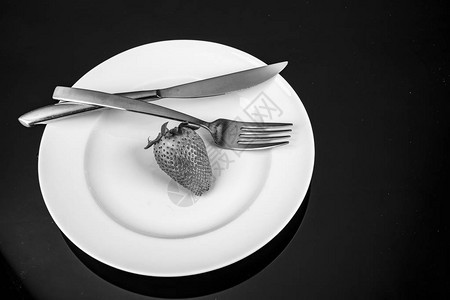 草莓配菜在黑白盘子里图片