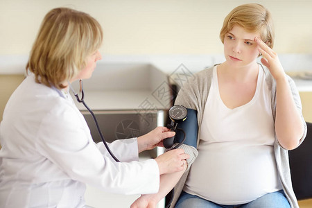 妇科医生测量孕妇的压力医保生育怀孕的家庭医生产假图片
