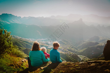 母亲和孩子的母亲在山上旅行家人享受自图片