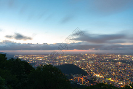 从Moiwa山观测到札幌市的夜景背景