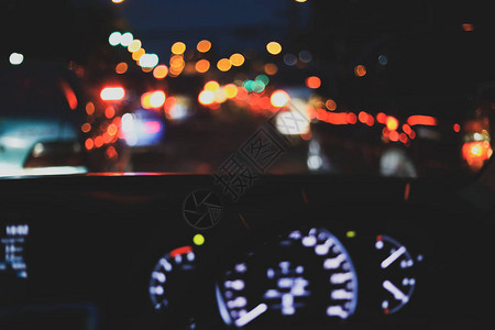 夜街交通堵塞灯光图像模糊图片