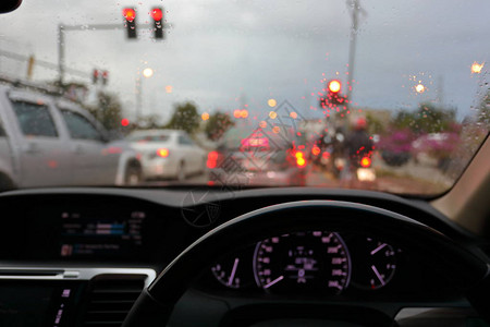 城市公路上的汽车驾驶车雨图片