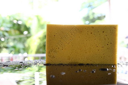 黄色海绵用洗车在黑色车辆上下水和玻璃图片