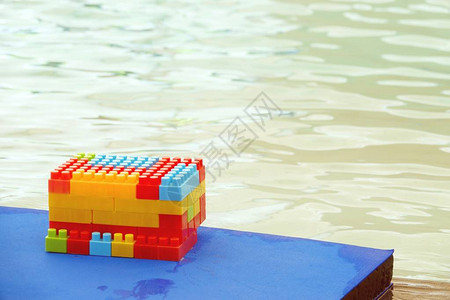 游泳池边五颜六色的儿童玩具图片