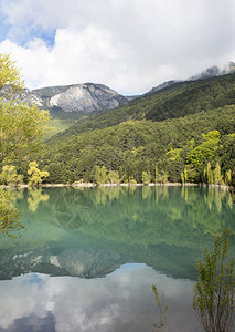 克里米亚山区的湖泊图片