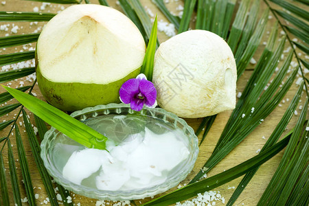 用稻草生的白嫩椰子饮料图片