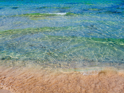 清澈湛蓝的海水和沙滩图片