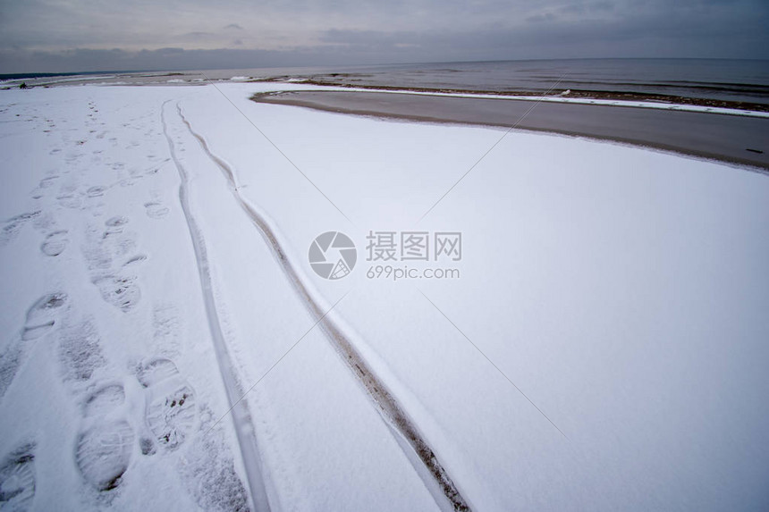 严冬寒冷冰的海边滩雪图片