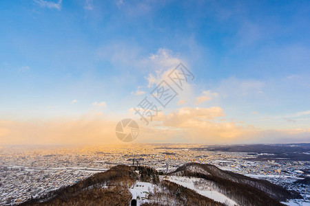 日本北海道札幌日落时寒雪冬季图片