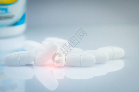儿童或孕妇钙片白色药片瓶背景模糊维生素和补充剂的概念医药行业药房产品图片