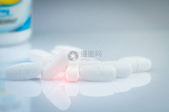 儿童或孕妇钙片白色药片瓶背景模糊维生素和补充剂的概念医药行业药房产品图片