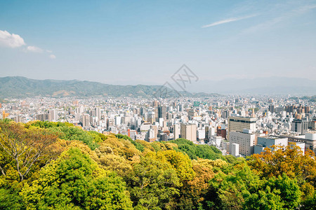 日本四国松山城的松山市景图片