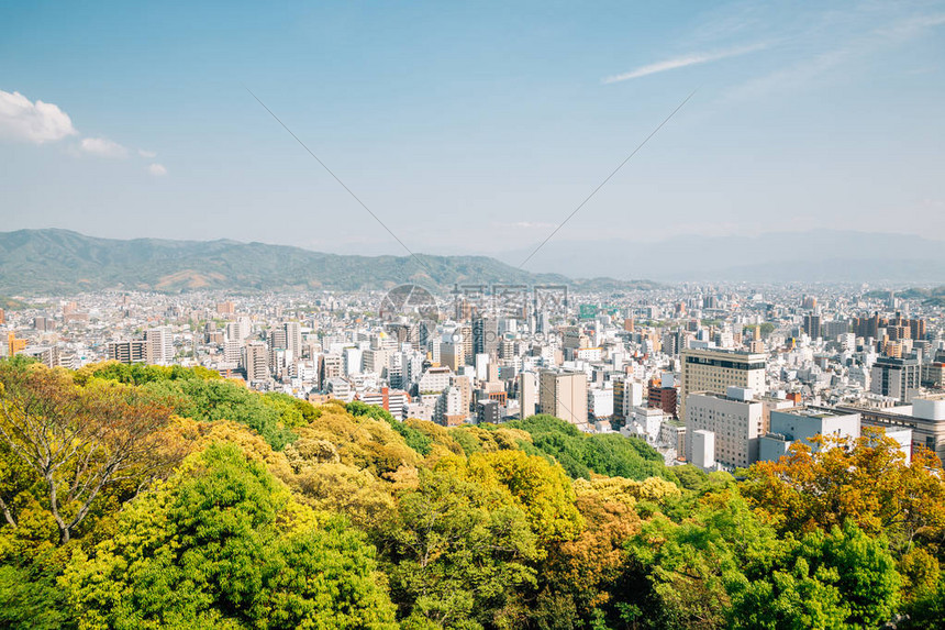 日本四国松山城的松山市景图片