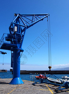港口码头的蓝塔起重机有海船码图片