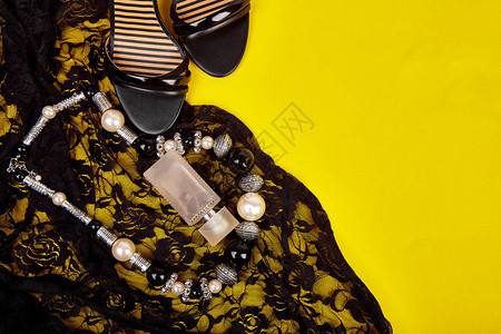 时尚女博主概念最少的女配饰黄色背景静物香水珠宝鞋子蕾丝连衣裙文本的复图片